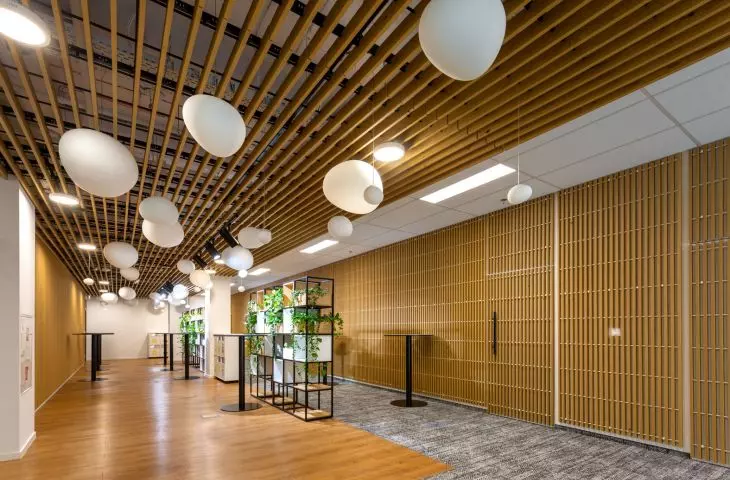 PKO BP ul. Chmielna, wooden ceilings and wall build-outs, Solid Wood Grid.