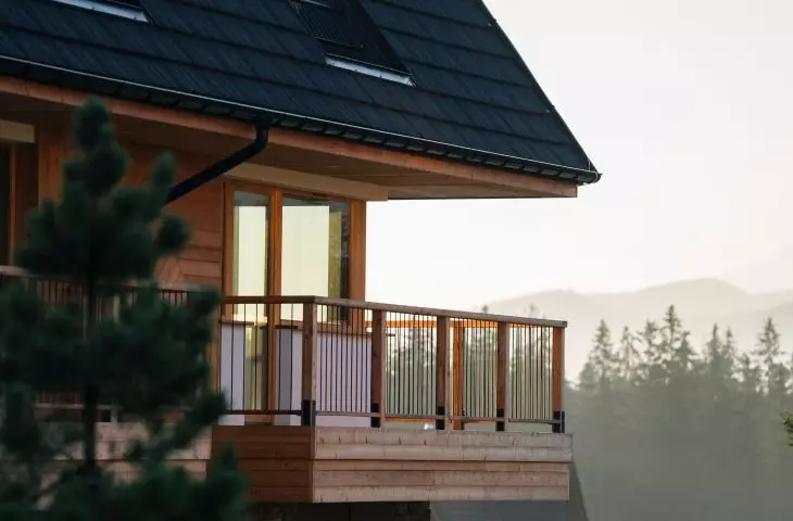The wooden terraces, extending to the depth of the eaves, form a single form with the volume of the roof