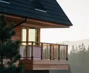 The wooden terraces, extending to the depth of the eaves, form a single form with the volume of the roof
