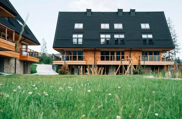 Black tile mimics shingles