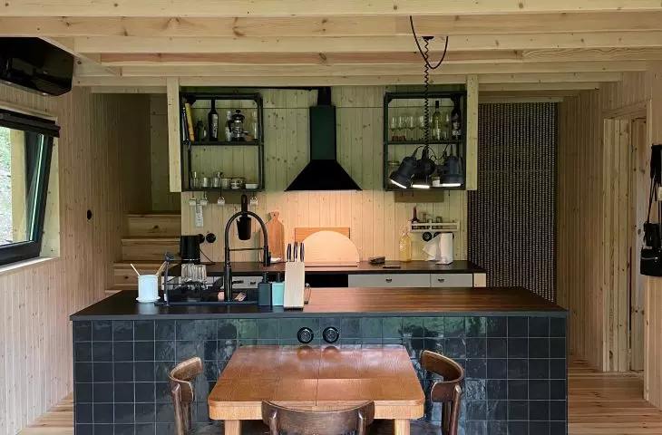 In addition to wood, black is an important element of the interior