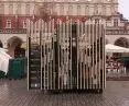 Nowe pawilony na tle sukiennic