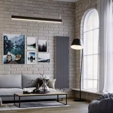 Kaloryfer we wnętrzu w stylu industrialnym