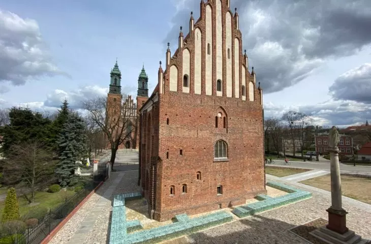 Duch palatium Mieszka I i kapilicy Dobrawy, Poznań, proj. Pracownia Projektowa J.P. Woźny