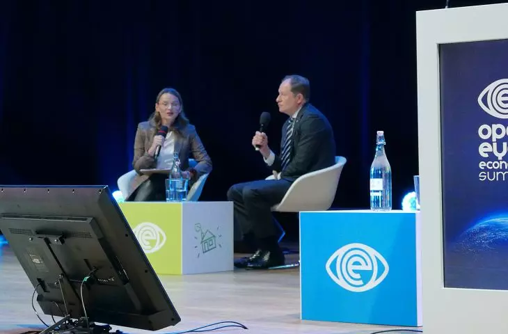 OEES inaugural session, pictured are Marta Poślad (Google) and Mark Brzezinski (US Ambassador to Poland)