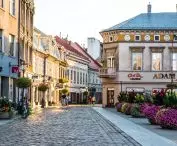 ulica 11 Listopada w dawnej Białej Krakowskiej — charakterystyczna, jednopiętrowa zabudowa