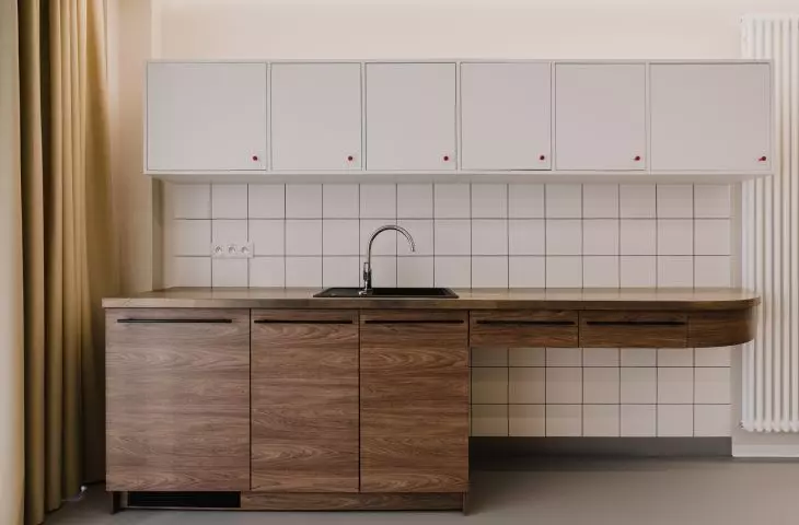 Wnętrza Neuroportu, salon