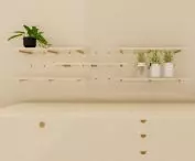 Specjalny system montowania półek w kuchni