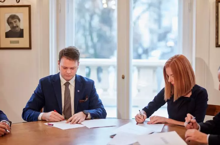signing of documents by SARP president Agnieszka Kalinowska-Sołtys and Saski Palace company president Jan Edmund Kowalski