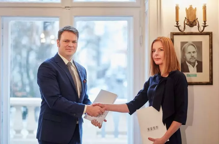 signing of documents by SARP president Agnieszka Kalinowska-Sołtys and Saski Palace company president Jan Edmund Kowalski