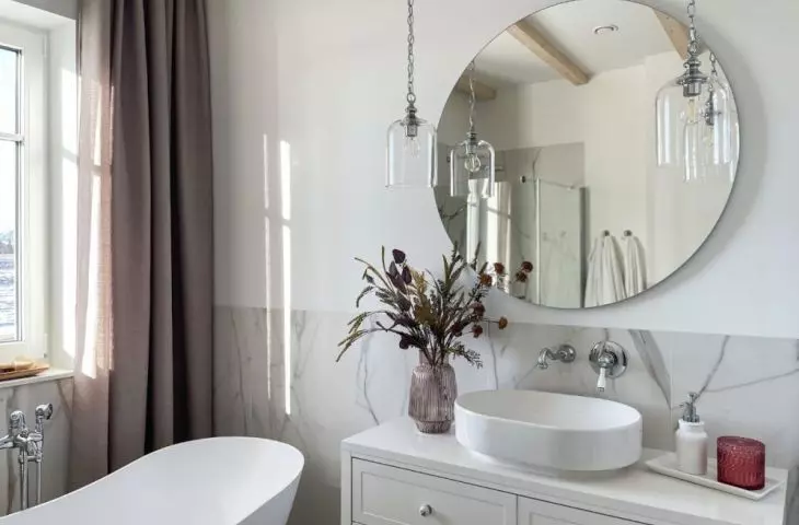 Spacious bathroom
