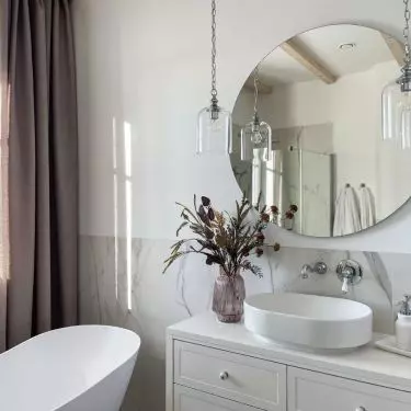 Spacious bathroom