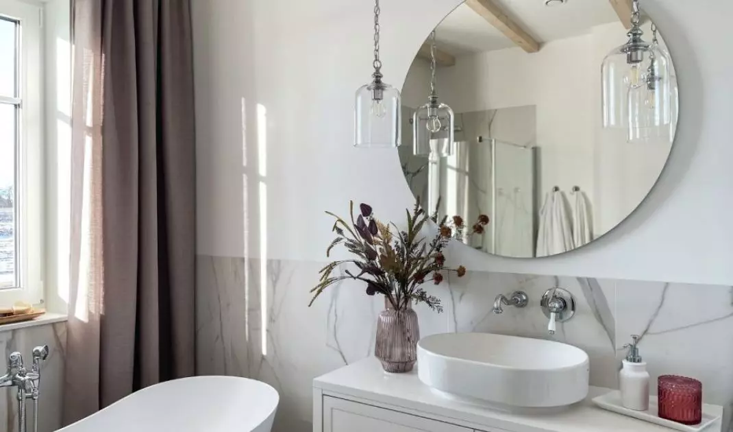 Spacious bathroom