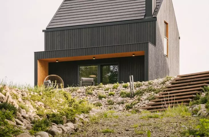 Działka, poza obrysem budynków, stanowi teren biologicznie czynny