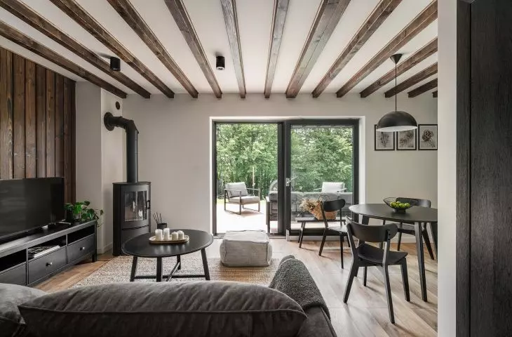 Wnętrze jednego z domków, strefa dzienna