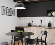 Kuchnia z jadalnią utrzymana w sielskim klimacie