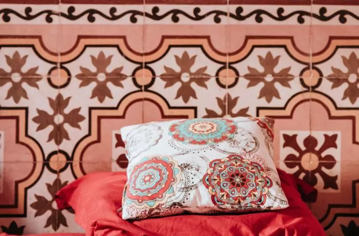 Walls and floors of interiors in this country are often covered by decorative tiles Photo: Annie Spratt © UNSPLASH