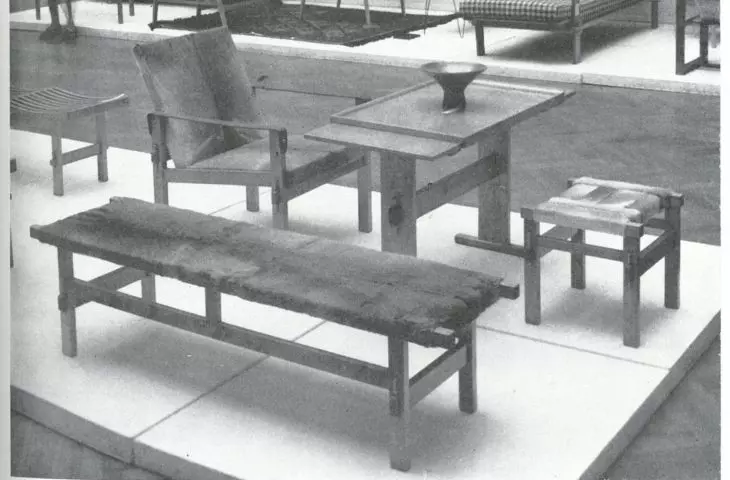 Zestaw składa się ze stolika z tacą oraz fotela, ławy i taboretu krytych skórą fot.: Jerzy Proppe/Leonard Sempoliński/Andrzej Żuk 
