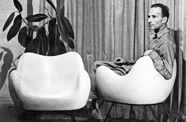 Roman Modzelewski na fotelu RM58 fot.: z archiwum prywatnego Wery Modzelewskiej, skan ze zbiorów Łódź Design Festival| Wikimedia Commons