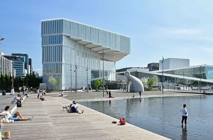 Deichman Bjørvika, proj.: Atelier Oslo + Lund Hagem fot.: Helge Høifødt | © Wikimedia Commons CC BY-SA 4.0