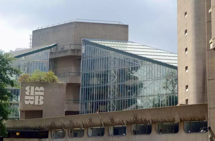 Barbican Centre Fot. Nachomaans© Wikipedia Commons CC BY-SA 4.0 DEED