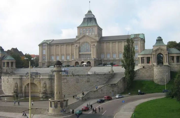 Który teatr współczesny znajduje się na fotografii? Fot. Radosław Drożdzewski © Wikimedia Commons CC BY-SA 3.0