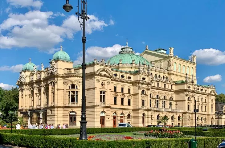 Teatr czyjego imienia znajduje się na fotografii? Fot. Kgbo © Wikimedia Commons CC BY-SA 4.0 DEED