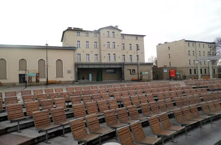 Który teatr dramatyczny znajduje się na fotografii? Fot. Mateo walbrzych © Wikimedia Commons CC BY-SA 3.0