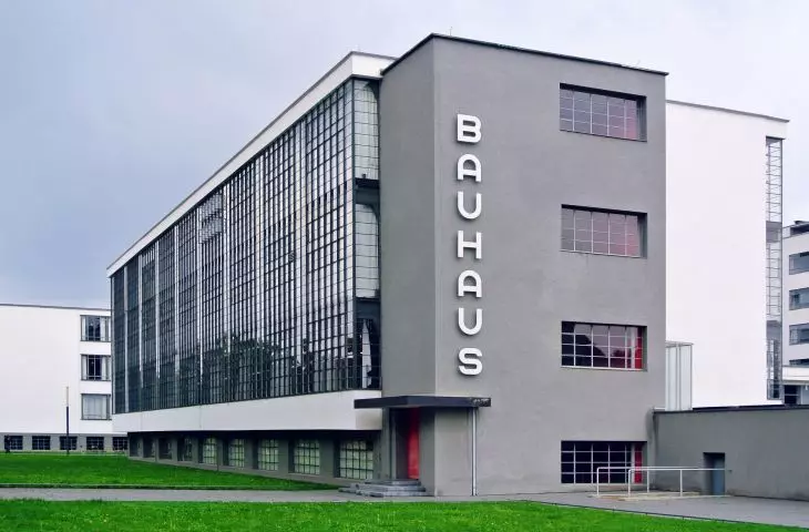 Budynek szkoły Bauhaus projektu Waltera Gropiusa fot.: Spyrosdrakopoulos | Wikimedia Commons © CC BY-SA 4.0